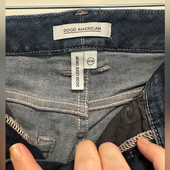 GOOD AMERICAN GOOD LEGS CROP JEANS - Picture 4 of 8